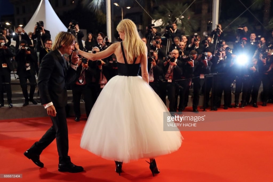 Ba cap doi 'dot nong' tham do Cannes ngay thu 6 hinh anh 2