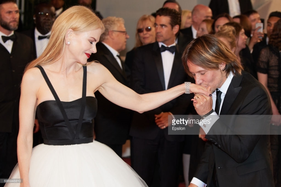 Ba cap doi 'dot nong' tham do Cannes ngay thu 6 hinh anh 3