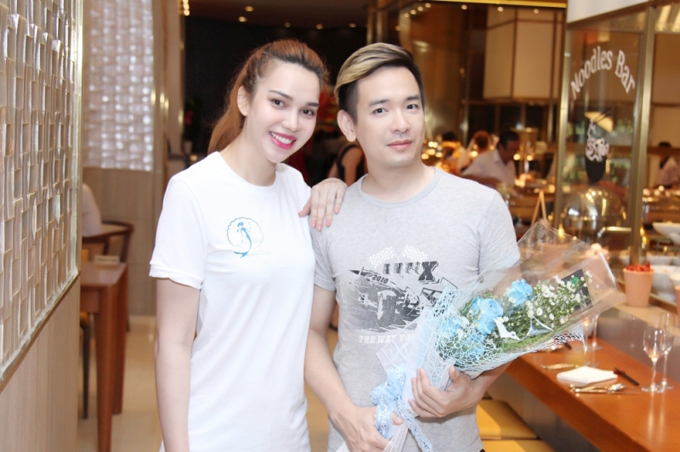 ca-si-viet-quang-tai-xuat-vui-ve-don-tuoi-40-ben-ban-be-1