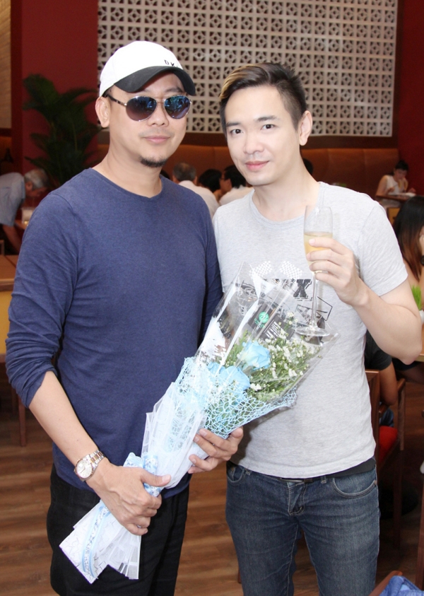 ca-si-viet-quang-tai-xuat-vui-ve-don-tuoi-40-ben-ban-be-2