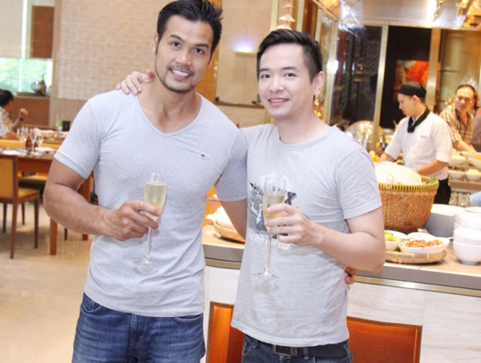 ca-si-viet-quang-tai-xuat-vui-ve-don-tuoi-40-ben-ban-be-3