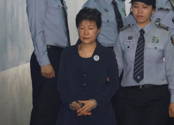 Cuu tong thong Park Geun Hye bi cong tay trong ngay dau ra toa hinh anh 1