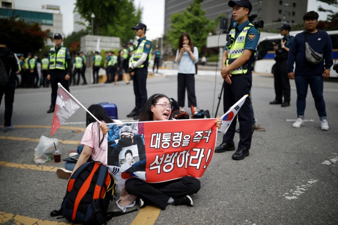 Cuu tong thong Park Geun Hye bi cong tay trong ngay dau ra toa hinh anh 2