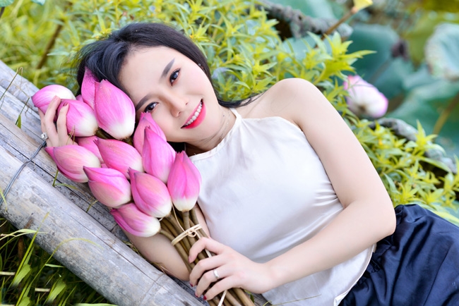 “gai que” mac yem tham khoe lung tran trang non ben sen hinh anh 2