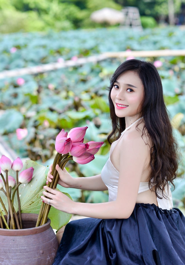 “gai que” mac yem tham khoe lung tran trang non ben sen hinh anh 3