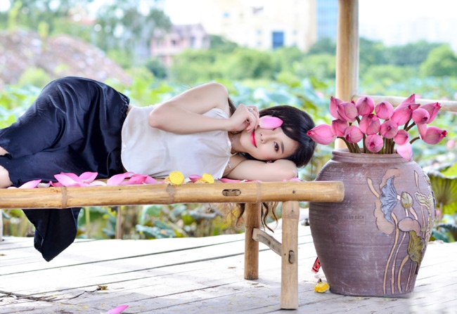 “gai que” mac yem tham khoe lung tran trang non ben sen hinh anh 4