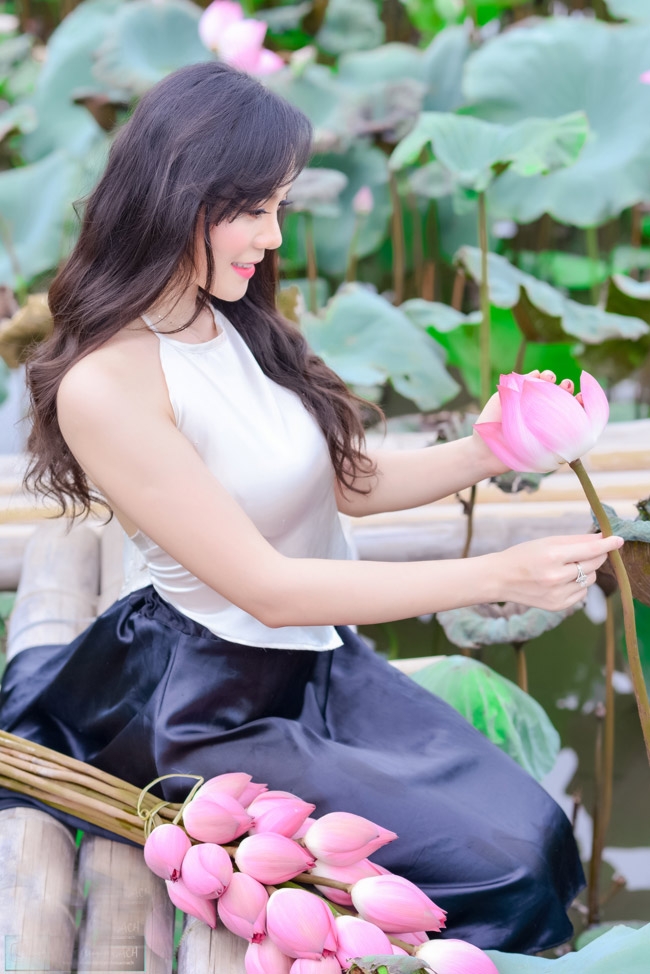 “gai que” mac yem tham khoe lung tran trang non ben sen hinh anh 5