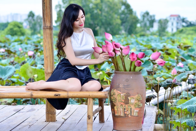 “gai que” mac yem tham khoe lung tran trang non ben sen hinh anh 8