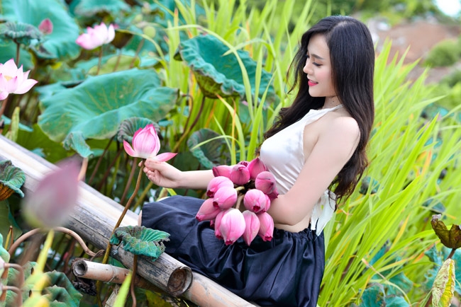 “gai que” mac yem tham khoe lung tran trang non ben sen hinh anh 9