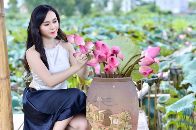 “gai que” mac yem tham khoe lung tran trang non ben sen hinh anh 10