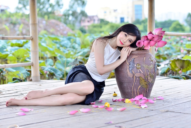 “gai que” mac yem tham khoe lung tran trang non ben sen hinh anh 12