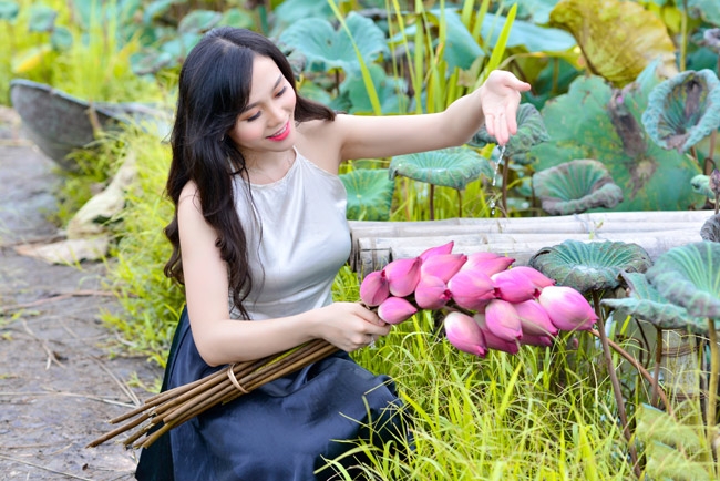 “gai que” mac yem tham khoe lung tran trang non ben sen hinh anh 13