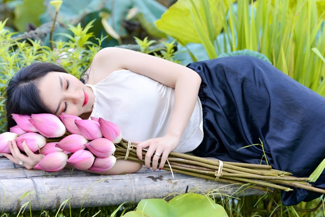 “gai que” mac yem tham khoe lung tran trang non ben sen hinh anh 14