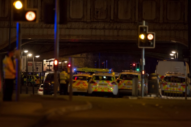 Nhan chung vu no o Manchester: Canh chet choc o khap noi hinh anh 2