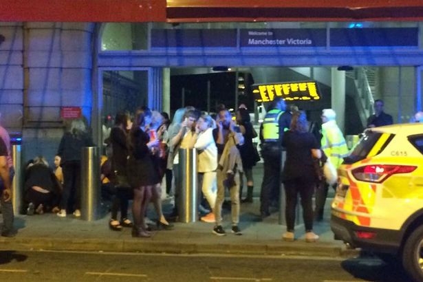  Cảnh hỗn loạn bên ngoài nhà thi đấu Manchester. (Ảnh: Mirror) 