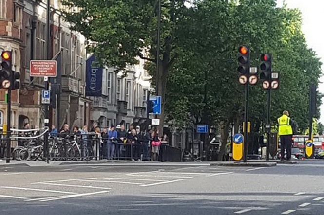 Khu vực quanh trạm xe buýt Victoria ở London bị phong tỏa /// Ảnh chụp màn hình Mirror