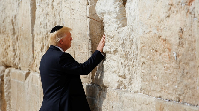 Tổng thống Donald Trump cầu nguyện tại Bức tường Than khóc ở Jerusalem /// Reuters