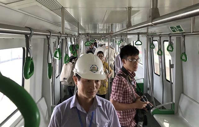  Ban quản lý giải thích, đây là phương tiện vận tải công cộng nên bố trí khách đứng nhiều hơn ngồi nhằm chứa được lượng khách cao nhất (ảnh: Quang Phong) 