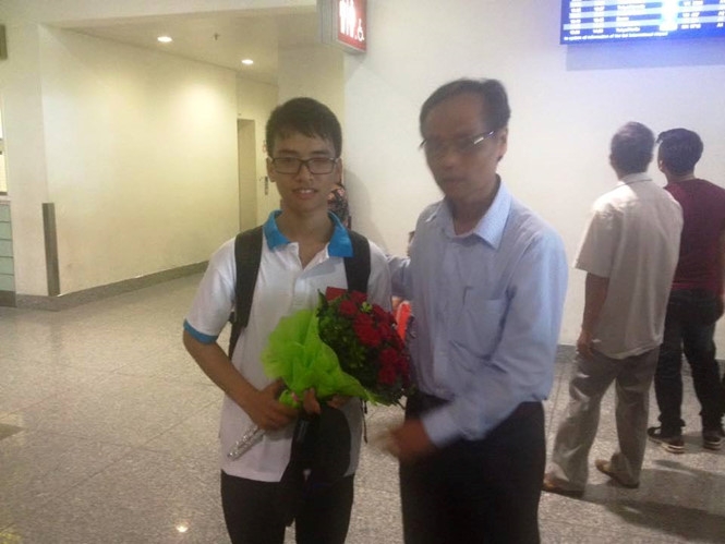 Phạm Huy được tặng hoa ngay khi ra cửa sân bay. /// ẢNH: Ông Phạm Xuân Đính cung cấp