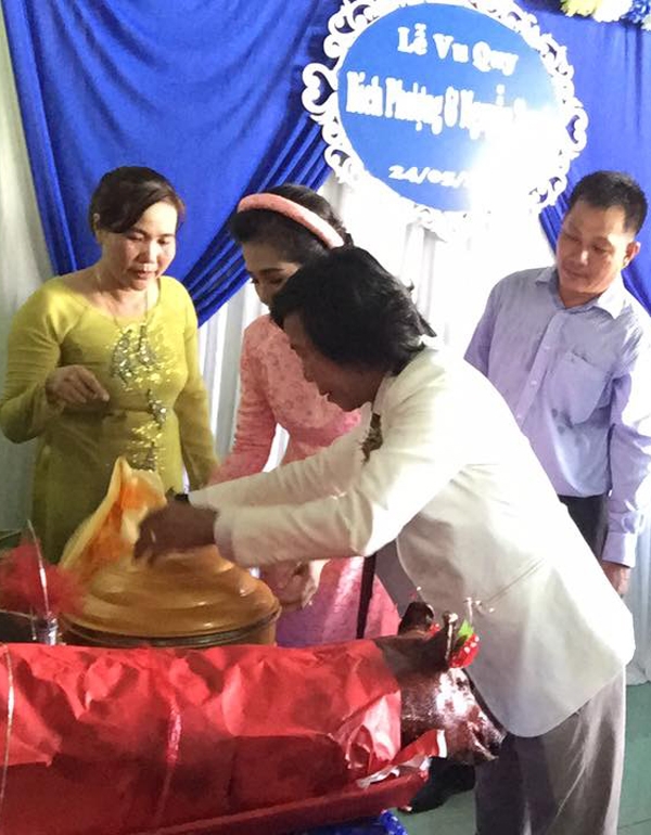 dao-dien-quay-phim-nguyen-tranh-cuoi-vo-kem-25-tuoi-4