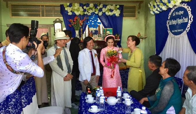 dao-dien-quay-phim-nguyen-tranh-cuoi-vo-kem-25-tuoi-6