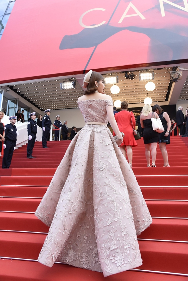 ly-nha-ky-di-giay-20cm-de-toa-sang-lan-cuoi-tren-tham-do-cannes-2017-9