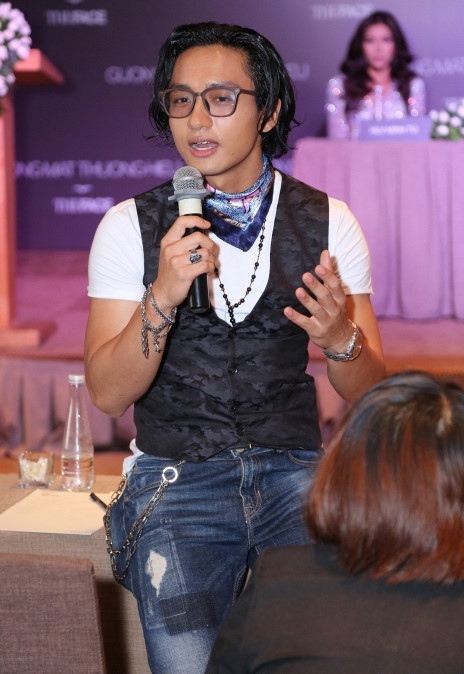 MC The Face bi chi trich khi ngoi len ban o hop bao hinh anh 1