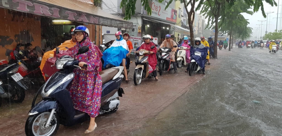 Mua xoi xa, Sai Gon lai ngap va ket xe hinh anh 2