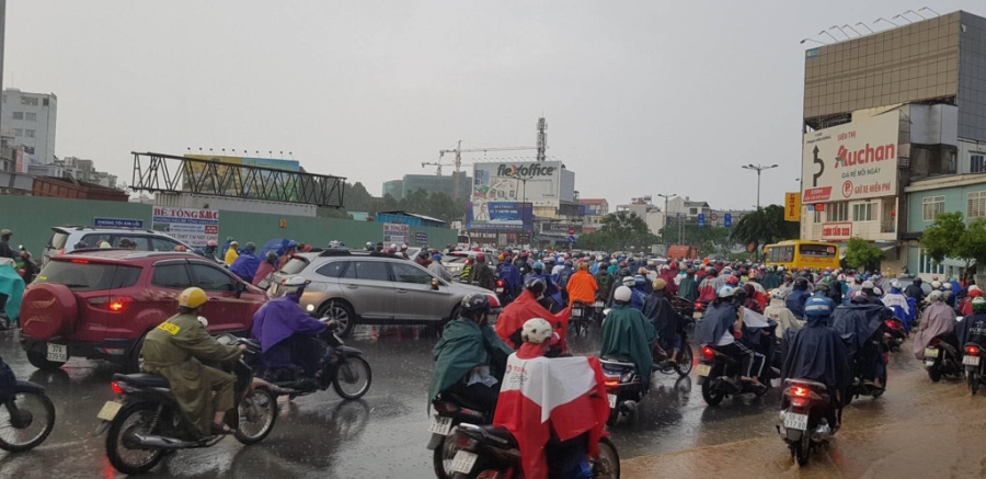 Mua xoi xa, Sai Gon lai ngap va ket xe hinh anh 3