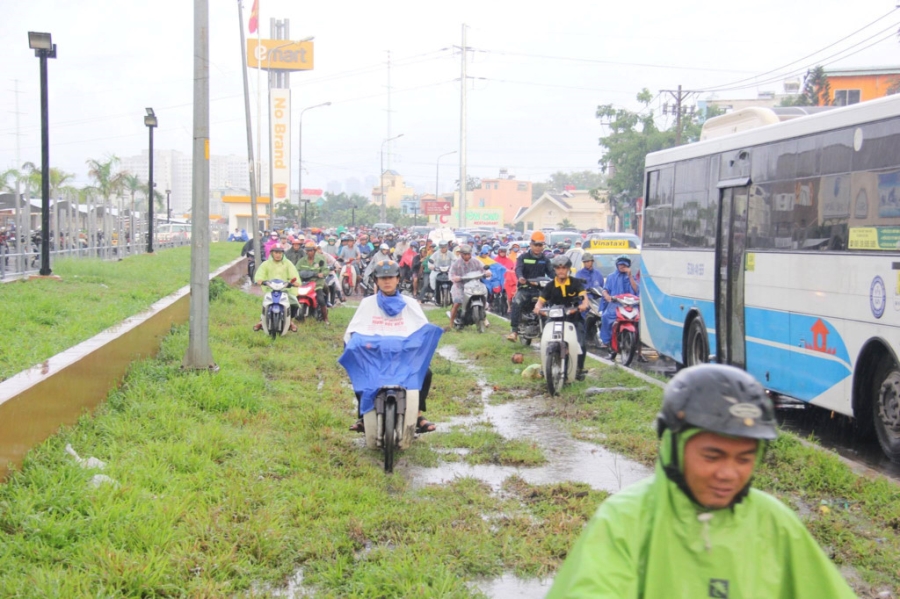 Mua xoi xa, Sai Gon lai ngap va ket xe hinh anh 4