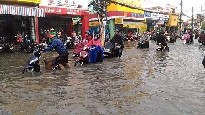 Mua xoi xa, Sai Gon lai ngap va ket xe hinh anh 5