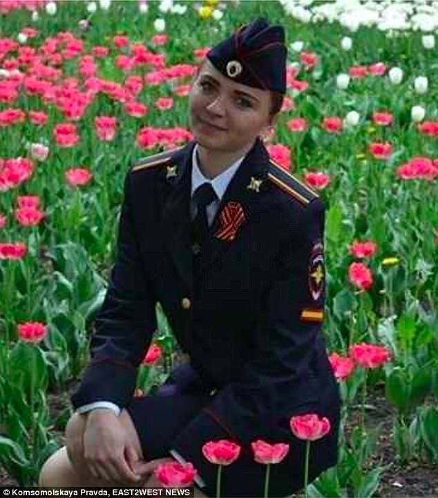 nu sinh canh sat nga bi duoi hoc vi tung song cung cho hinh anh 2