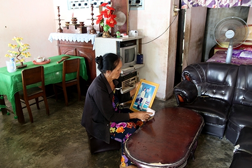 Trong tâm trí vợ phu trầm vẫn luôn nghĩ chồng còn sống, ngày nào đấy sẽ quay về. Ảnh: Xuân Ngọc