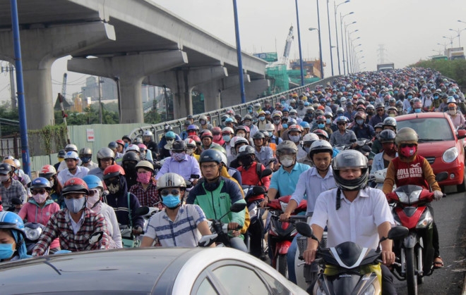 Thai phu thoat chet khi oto kep giua xe bon va xe dau keo o Sai Gon hinh anh 2