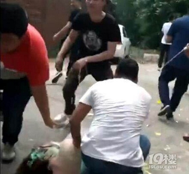 Thấy cô phù dâu xinh đẹp, nhóm bạn của chú rể tranh thủ sàm sỡ tập thể và cái kết đắng - Ảnh 3.