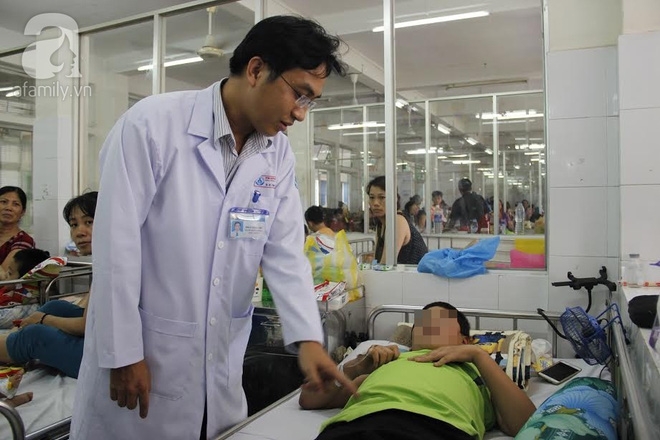 TP.HCM: Ngã xe đạp điện, bé trai 11 tuổi bất ngờ liệt hai chân - Ảnh 1.