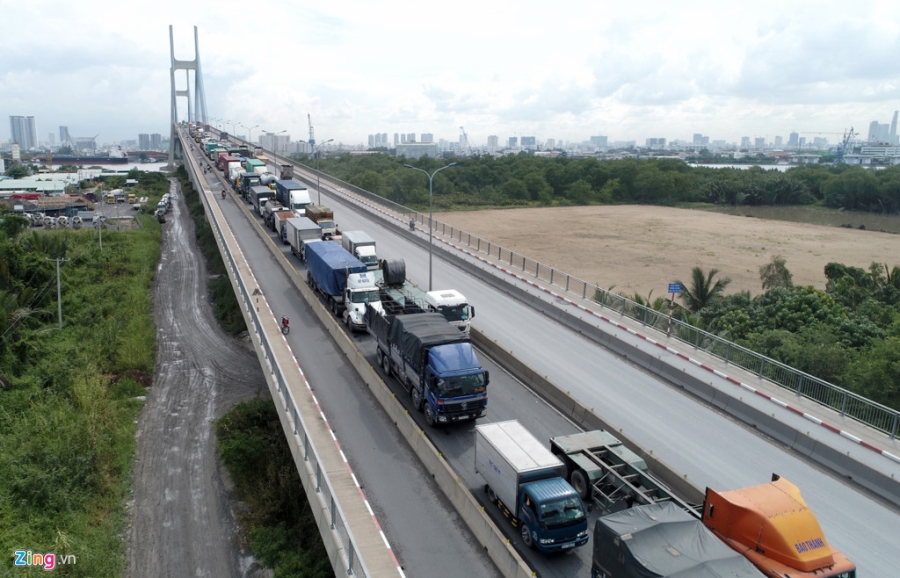 Xe co noi duoi hang km 'bo' qua cau day vang lon nhat Sai Gon hinh anh 6