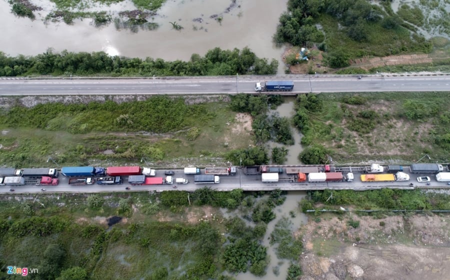 Xe co noi duoi hang km 'bo' qua cau day vang lon nhat Sai Gon hinh anh 10