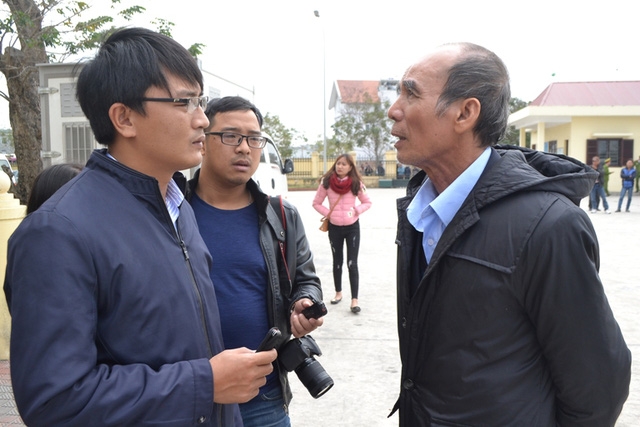  Ông Vũ Văn Hùng (chồng bà Hát) trao đổi với PV Báo Gia đình & Xã hội tại phiên toà xét xử. Ảnh: Đ.Tuỳ 
