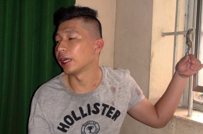 9X cam sung truy duoi nguoi lai oto tren pho hinh anh 1