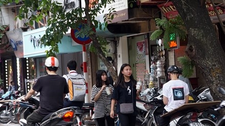 Biển báo giao thông 'thách thức' người đi đường Thủ đô ảnh 2