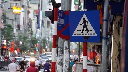 Biển báo giao thông 'thách thức' người đi đường Thủ đô ảnh 5