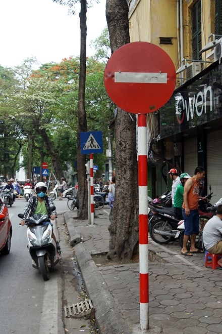 Biển báo giao thông 'thách thức' người đi đường Thủ đô ảnh 8