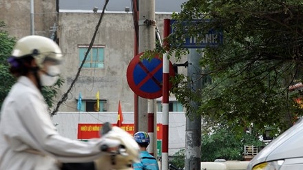 Biển báo giao thông 'thách thức' người đi đường Thủ đô ảnh 9