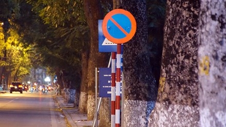 Biển báo giao thông 'thách thức' người đi đường Thủ đô ảnh 12