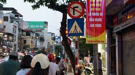Biển báo giao thông 'thách thức' người đi đường Thủ đô ảnh 13