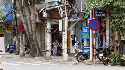 Biển báo giao thông 'thách thức' người đi đường Thủ đô ảnh 16