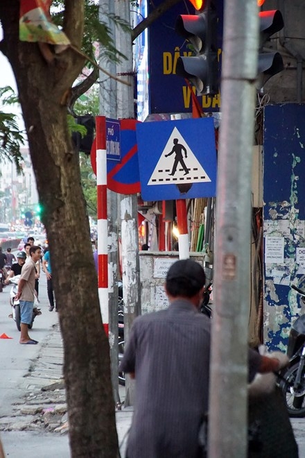 Biển báo giao thông 'thách thức' người đi đường Thủ đô ảnh 17