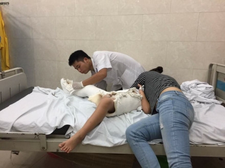 Câu chuyện ứa nước mắt về cậu bé bị gãy chân ở trường Nam Trung Yên ảnh 1