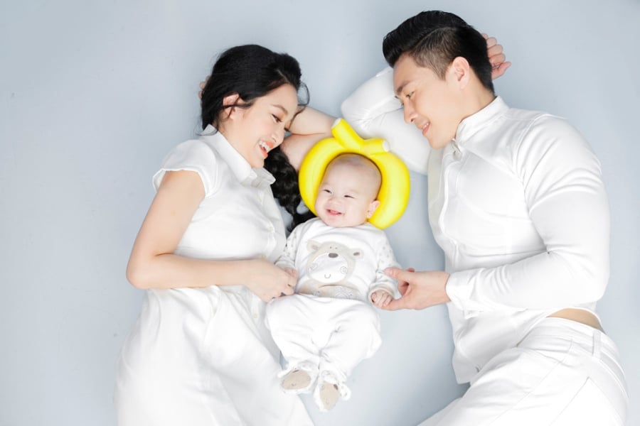 Hoang tu xiec Quoc Co nang bong con trai 5 thang tuoi bang mot tay hinh anh 2